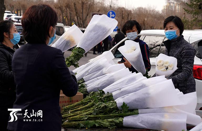 4月4日,乌鲁木齐市殡葬服务中心在墓区设置的鲜花销售点.