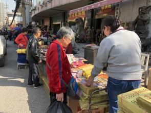 西安殡葬用品市场清明祭祀香蜡纸钱销售不如往年紧俏